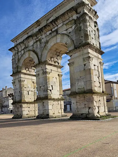Arc de Germanicus | À découvrir autour de Saintes | Les Herbes Folles | Chambres d’hôtes de charme piscine Saintes Charente-Maritime