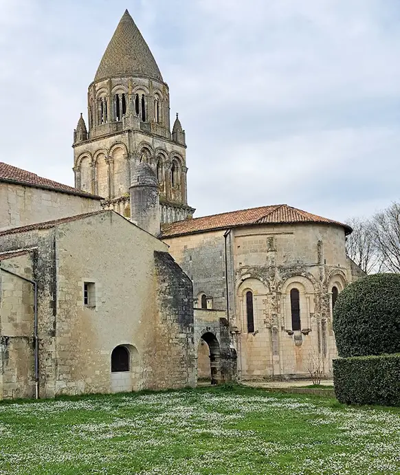 Abbaye aux dames | À découvrir autour de Saintes | Les Herbes Folles | Chambres d’hôtes de charme piscine Saintes Charente-Maritime