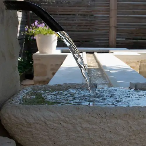 Une fontaine dans la cours | Accueil | Les Herbes Folles | Chambres d’hôtes de charme piscine Saintes Charente-Maritime
