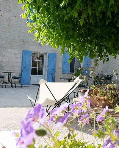 La cours | Accueil | Les Herbes Folles | Chambres d’hôtes de charme piscine Saintes Charente-Maritime